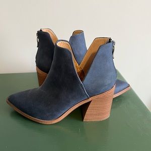 Navy/Blue Groovy 70’s Ankle Booties - Size 6